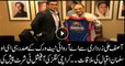 ARY Network CEO Salman Iqbal presents Karachi Kings t-shirt to Asif Ali Zardari