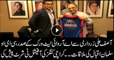ARY Network CEO Salman Iqbal presents Karachi Kings t-shirt to Asif Ali Zardari