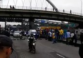 Pay Protesters Block Access to Major Highway at Rush Hour in Rio de Janeiro