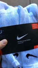 Il découvre le jour de Noël qui est le chouchou de la famille