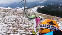 Une skieuse prend le télésiège d'une drôle de façon