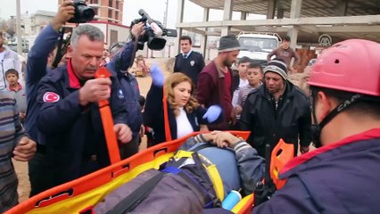Üzerine inşaat kalıbı düşen işçi yaralandı - ANTALYA