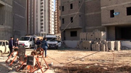 İnşaat merdiven boşluğundan aşağı düşerek feci şekilde öldü