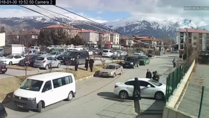 Sürücüsünün el frenini çekmeyi unuttuğu otomobil duvara böyle çarptı
