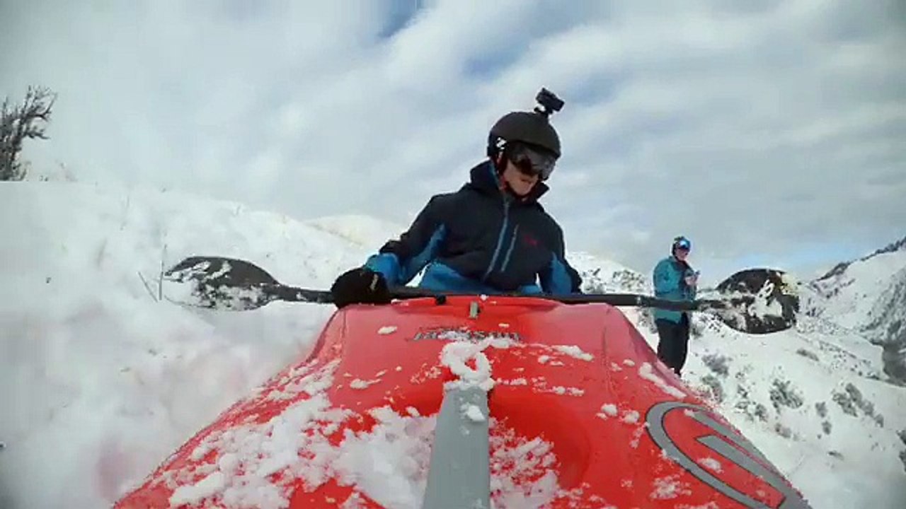 Il dévale une montagne enneigée en Canoe !!