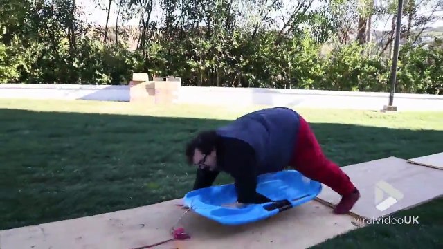 Saut en luge tractée par une motocross... la meilleure idée !