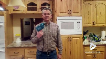 Cet homme rentre une perceuse dans son nez... en marche !