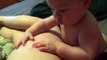 Ce bébé essaye de manger le tatouage d'un piment sur la jambe de sa maman !