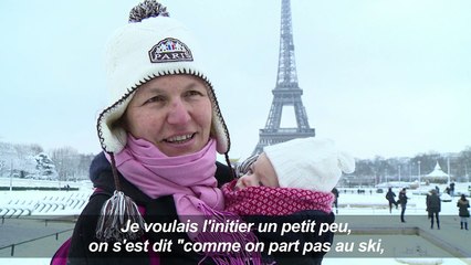 Neige à Paris: les touristes se régalent face à la Tour Eiffel