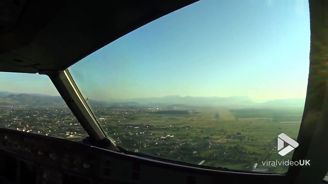 Cet avion se prend des mouettes à l'atterrissage en pleine face !