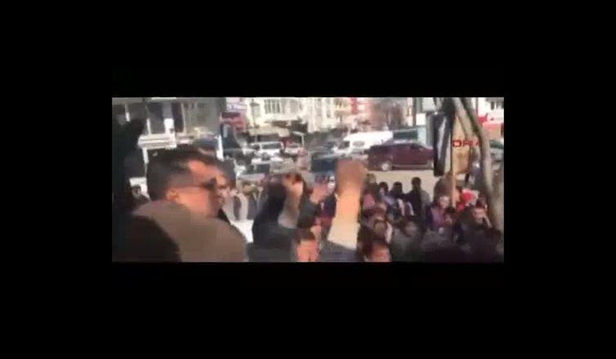 Bir yıldır ayrı yaşadığı eşine makasla saldırdı