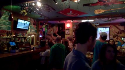 Ne jamais danser bourré sur le bar... Cette fille va comprendre pourquoi