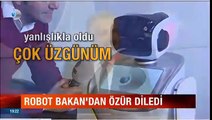 Bakan'ın sözünü kestiği için sahneden indirilen robot, özür diledi