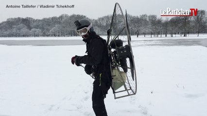 Il skie avec un paramoteur dans le parc de Bagatelle