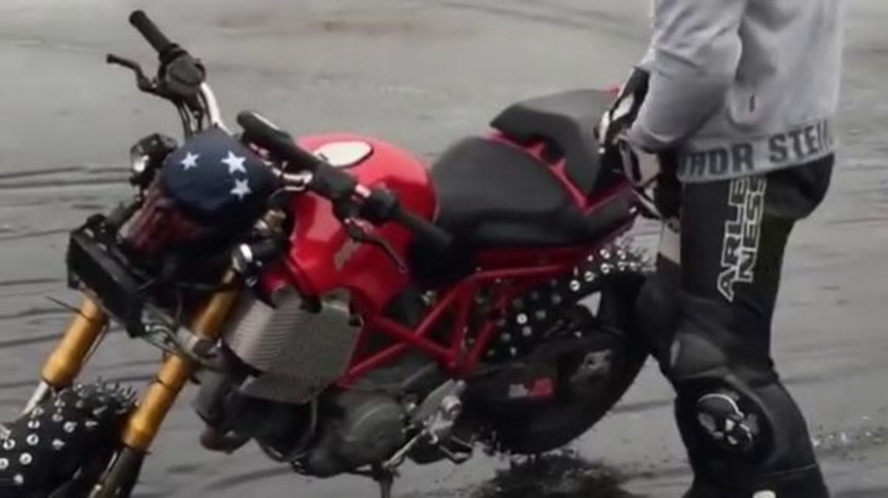 Moto à pneus cloutés sur un fleuve gelé (Kiev)