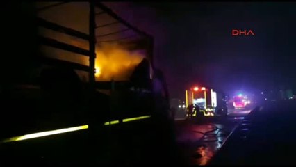 Kocaeli Otomobil Parçası Taşıyan Tır Alev Alev Yandı