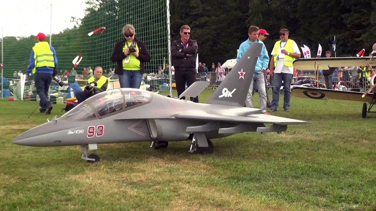 YAKOWLEW YAK-130 HUGE SCALE RC TURBINE JET WITH A VERY DETAILED COCKPIT