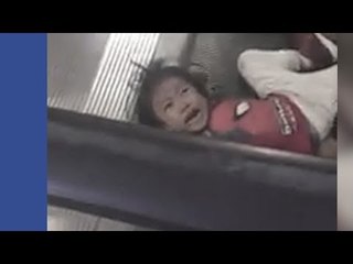 Merana Rambut Budak Sangkut Eskalator