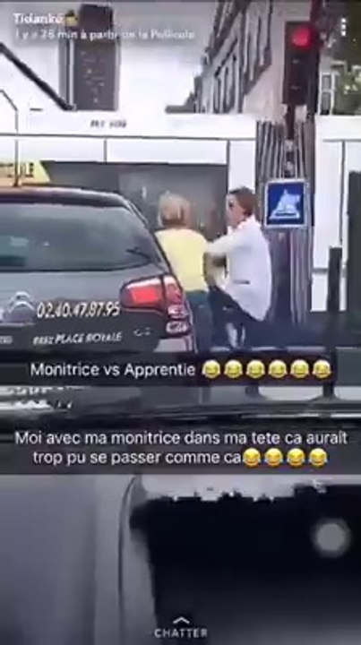 Une monitrice d'auto-école se tape avec son élève.