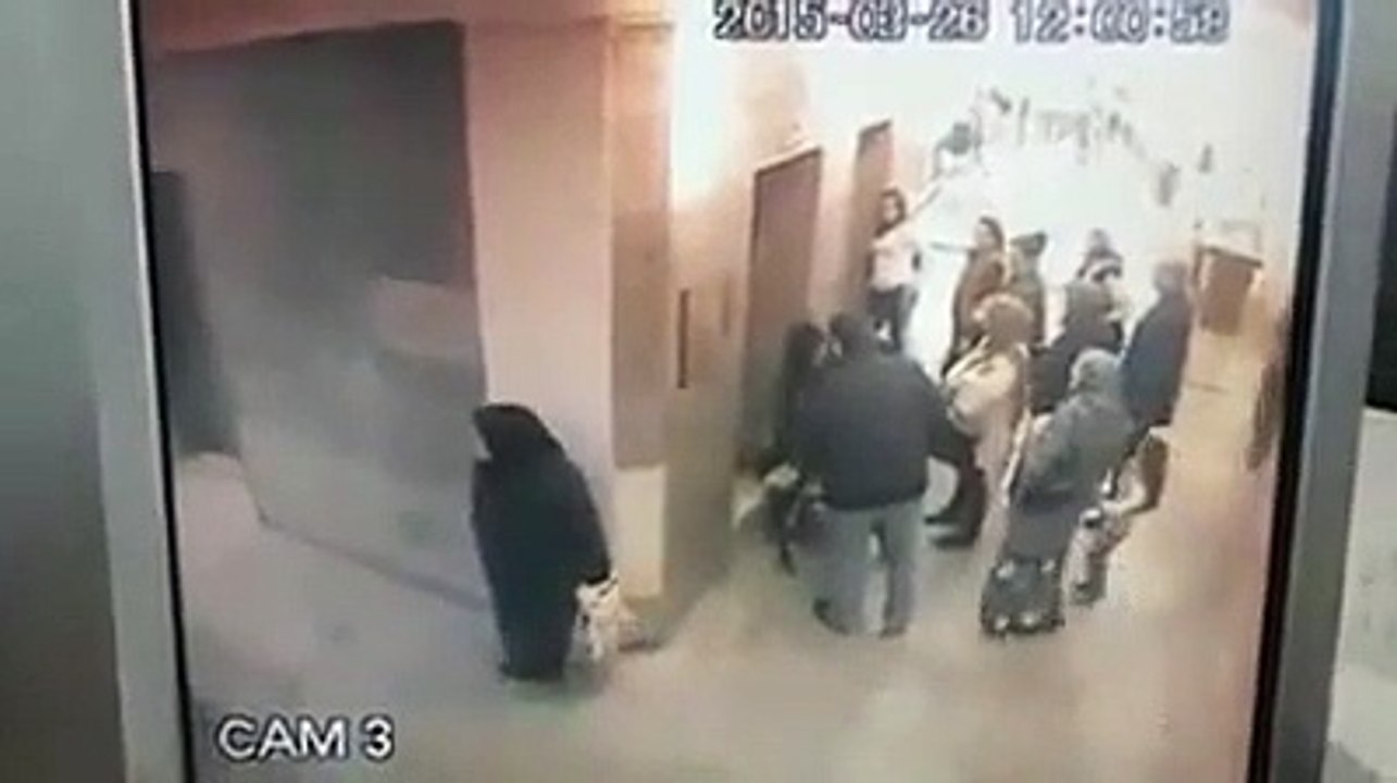 Elle pose sa pêche en plein couloir dans un centre commercial... Crade
