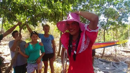 La India Maria de El Salvador nos ayuda a aporrear de maiz en hamaca. Parte 2