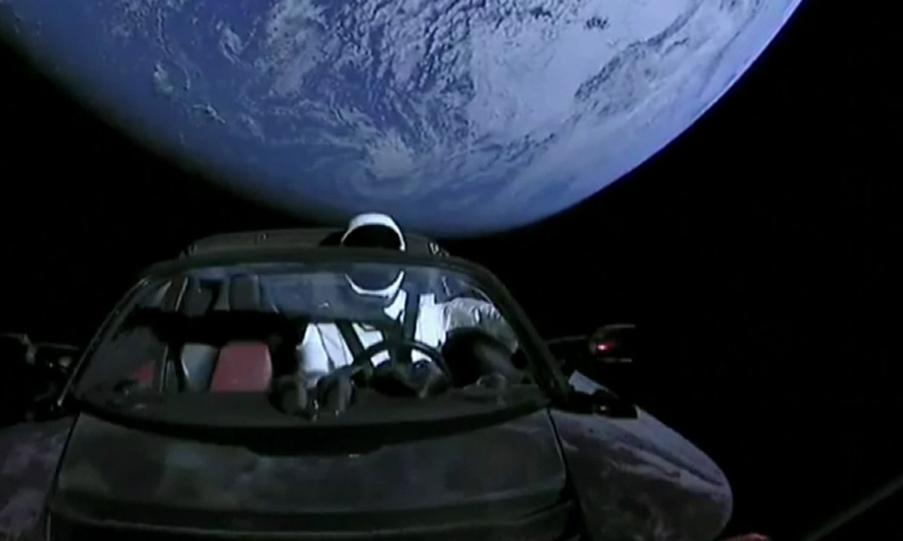 SpaceX Terbangkan Mobil Listrik ke Luar Angkasa