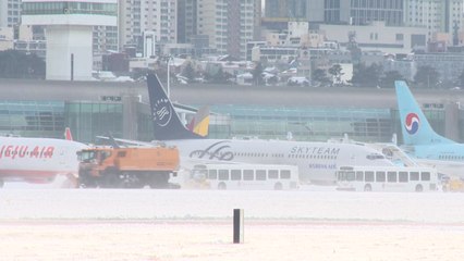 활주로 폐쇄 제주공항, 2시간 반 만에 항공기 운항 재개 / YTN
