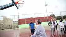 Gençlik ve Spor Bakanı Bak Filistinli çocuklarla futbol ve basketbol oynadı - KUDÜS