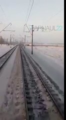 Пассажирский поезд из Камня-на-Оби протаранил "бесстрашную Газель"