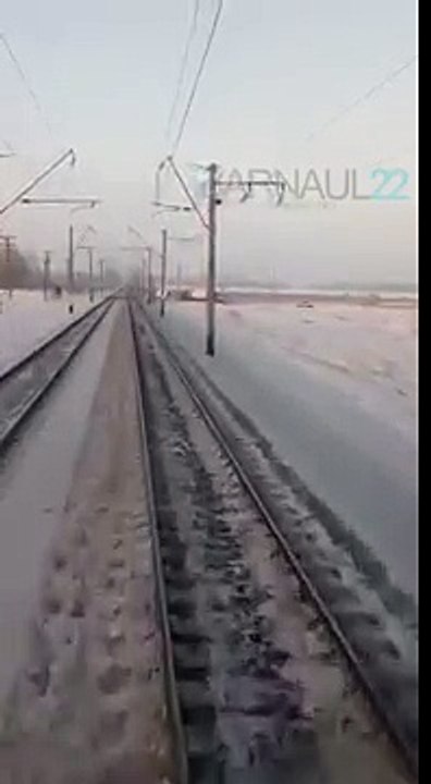 Пассажирский поезд из Камня-на-Оби протаранил "бесстрашную Газель"