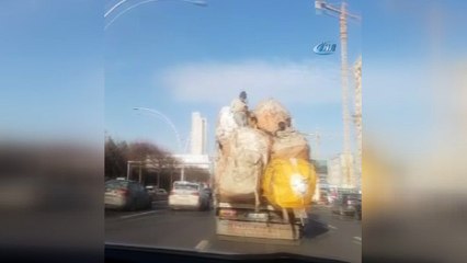 Başkent’te yüklü kamyonet üzerinde tehlikeli yolculuk kamerada