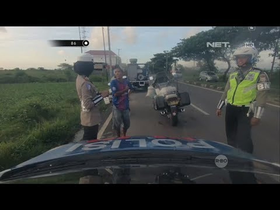 Lucu! Cuci Mobil Dibadan Jalan