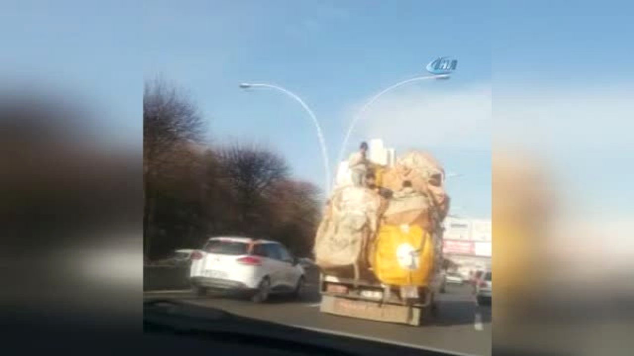 Başkent'te Yüklü Kamyonet Üzerinde Tehlikeli Yolculuk Kamerada