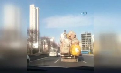 Ankara'da Yüklü Kamyonet Üzerinde Tehlikeli Yolculuk