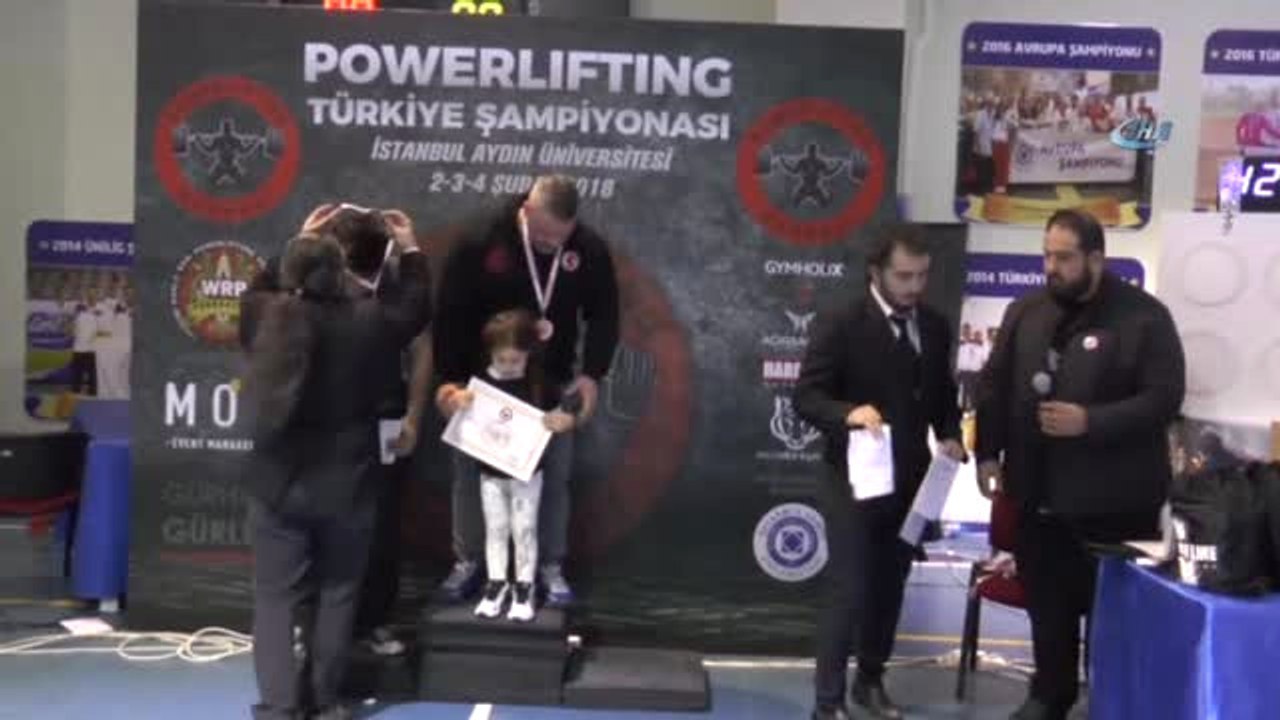 Powerlifting Şampiyonası'nda Kıyasıya Rekabet