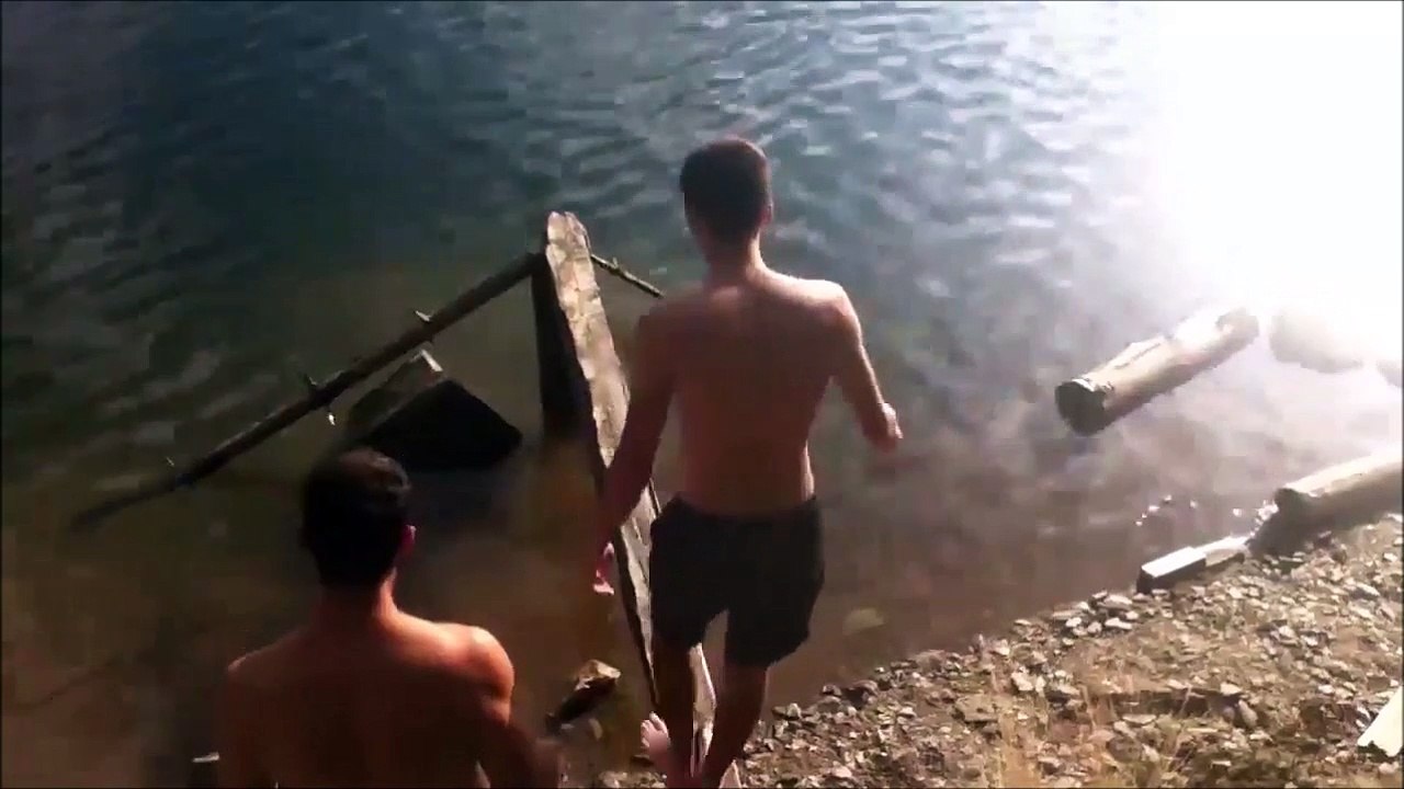 Lui il va avoir très mal... Chute énorme quand le ponton lache sous son poids