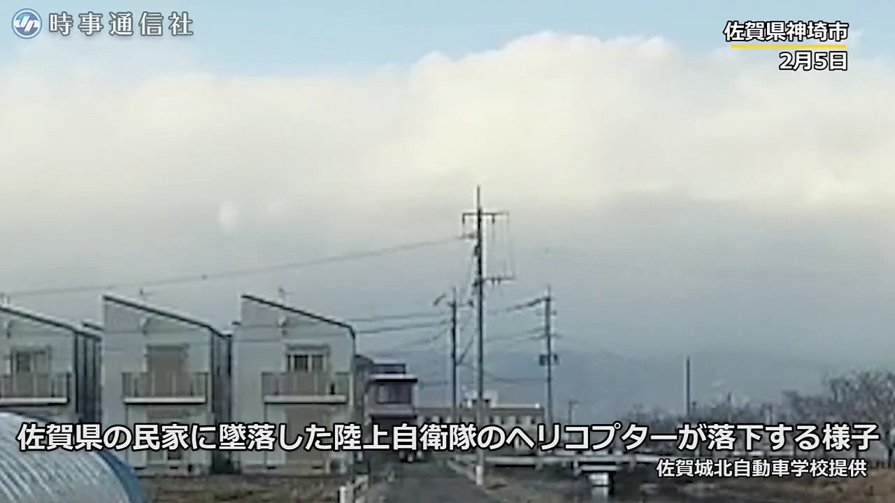 Un hélicoptère chute comme une pierre dans le ciel japonais et tombe sur une maison