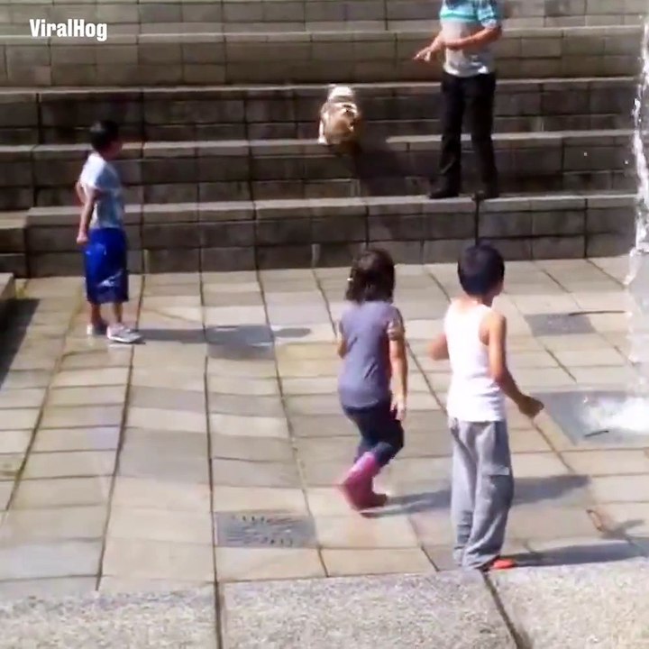 Cette fillette va prendre très cher en jouant avec la fontaine... Lavage en profondeur