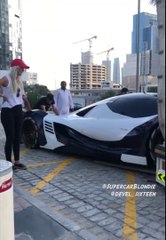 Elle se fait livrer sa nouvelle voiture : une 5,000hp Devel Sixteen avec un V16 sous le capot