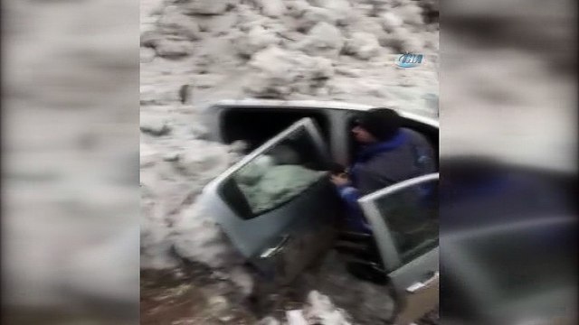 Artvin'de çığ...Elektrik arızasına giden ekip çığ altında kalmaktan son anda kurtuldu