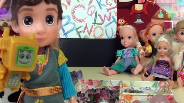Elsya and Annya Go To School for Show and Tell Barbie Chelsea Elsa and Anna Toddlers Toys In Action