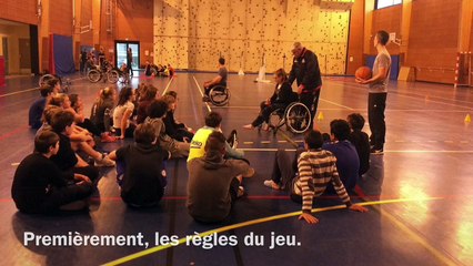 Les jeunes reporters testent le handi-basket