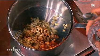 Un candidat de Top Chef fait une présentation de son plat osée devant Jean-François Piège - Regardez