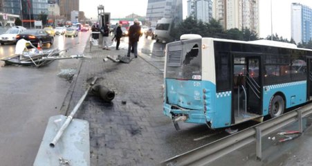 Kadıköy'de Aynı Yerde 2 Kaza: TIR Durağı Parçaladı, Kamyon Halk Otobüsüne Çarptı