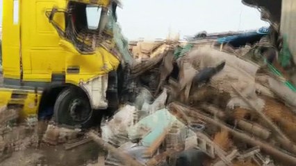 Kontrolden çıkan tır otomobili ezip eve daldı