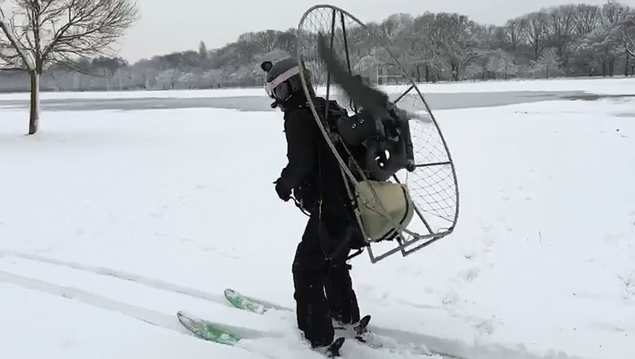 Adrénaline - Ski : Du ski en paramoteur dans le bois de Boulogne !