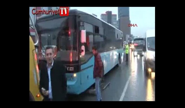 Kadıköy'de TIR, durağı parçaladı