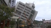 건물 통째 기우뚱...타이완 지진 사상자 증가·여진공포 / YTN