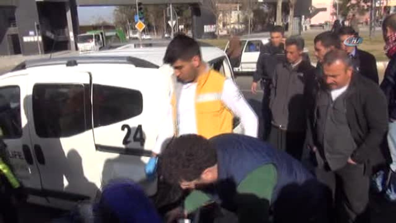 Kırmızı Işıkta Bekleyen Ticari Araca Otomobil Çarptı: 1'i Ağır 4 Yaralı