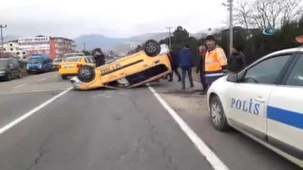 Devrilen Taksiyi 17 Kişi Zor Kaldırdı